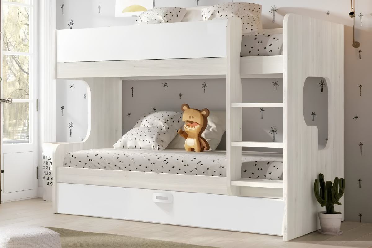 litera con cama nido blanca, decorada con cojines y un peluche infantil y una planta de decoración al lado.