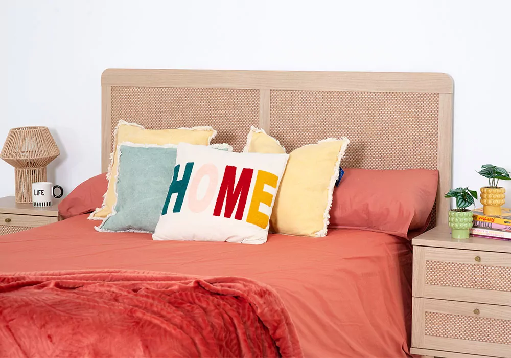 Mesita de 2 cajones haya y ratán CALABRIA