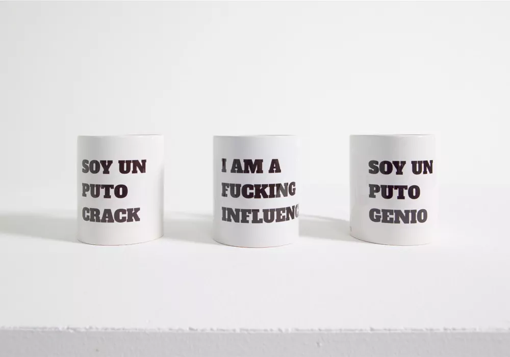 Cara branca engraçada com letras pretas CRACK Cara branca engraçada com letras pretas CRACK