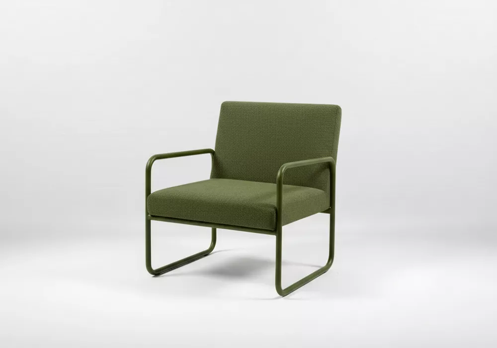 Sillón tapizado con pata metálica RILO