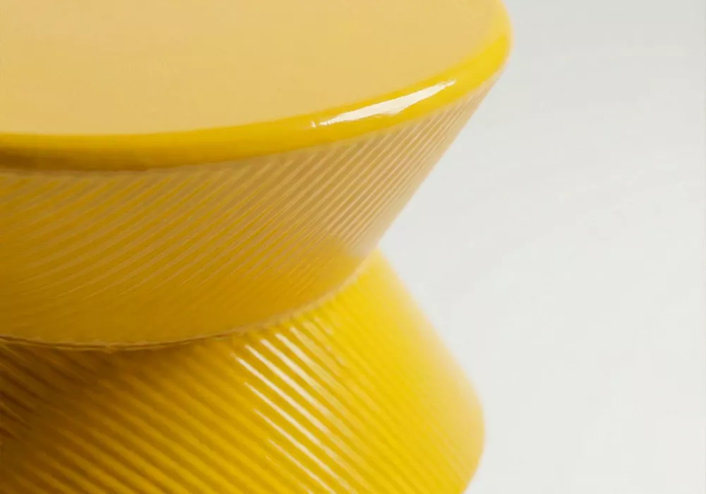 Mesa auxiliar metálica VIDA amarillo detalle