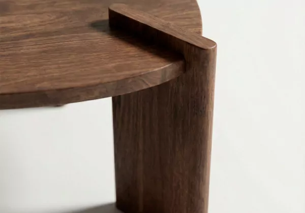 Mesa auxiliar madera mango ARISTA marrón detalle