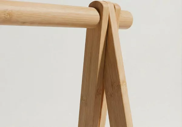 Perchero de pie de bambú BRUMA detalle