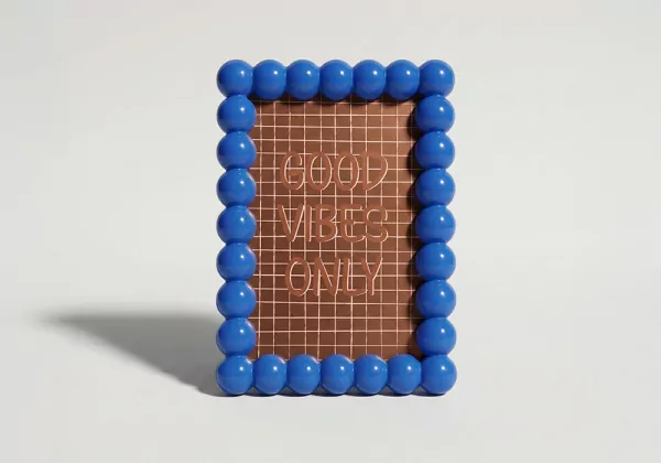 Marco rectangular burbujas AMBER frente azul