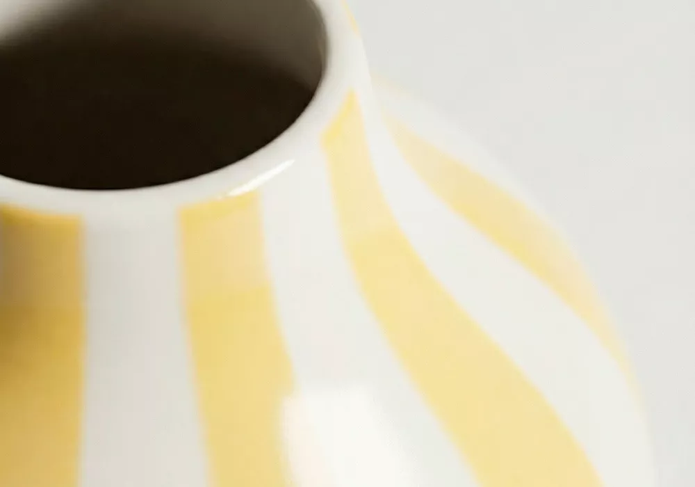 Jarrón rayas TROPEZ amarillo detalle