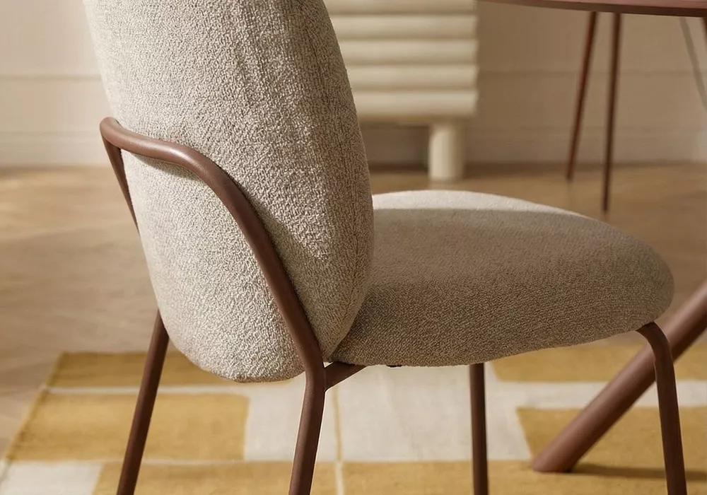 Silla tapizada pata metálica DONA-decorada detalle