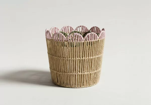 Cesta com ângulos de borda corrugada