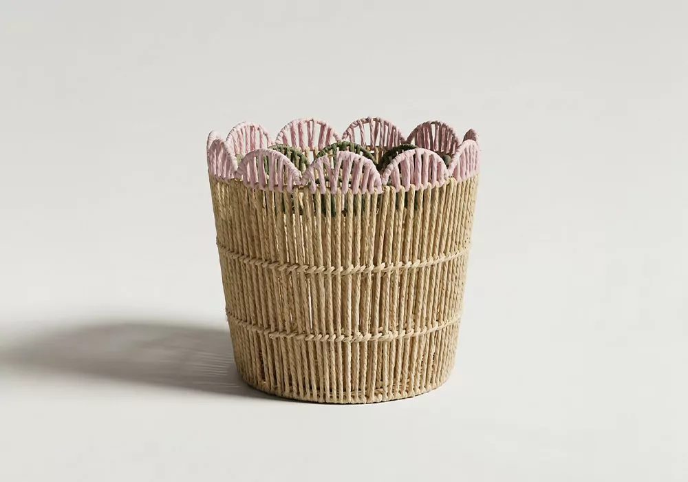 Cesta com ângulos de borda corrugada Cesta com ângulos de borda corrugada