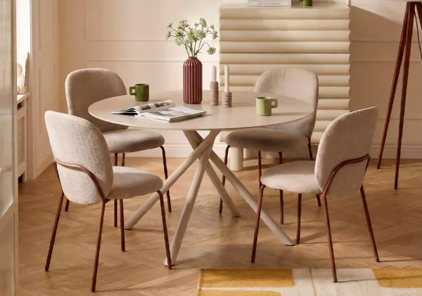 Mesa comedor metal y cristal LEXI Crema ambiente