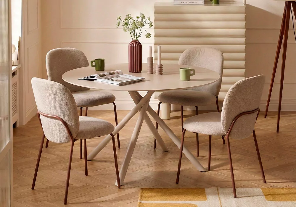 Mesa comedor metal y cristal LEXI Crema ambiente