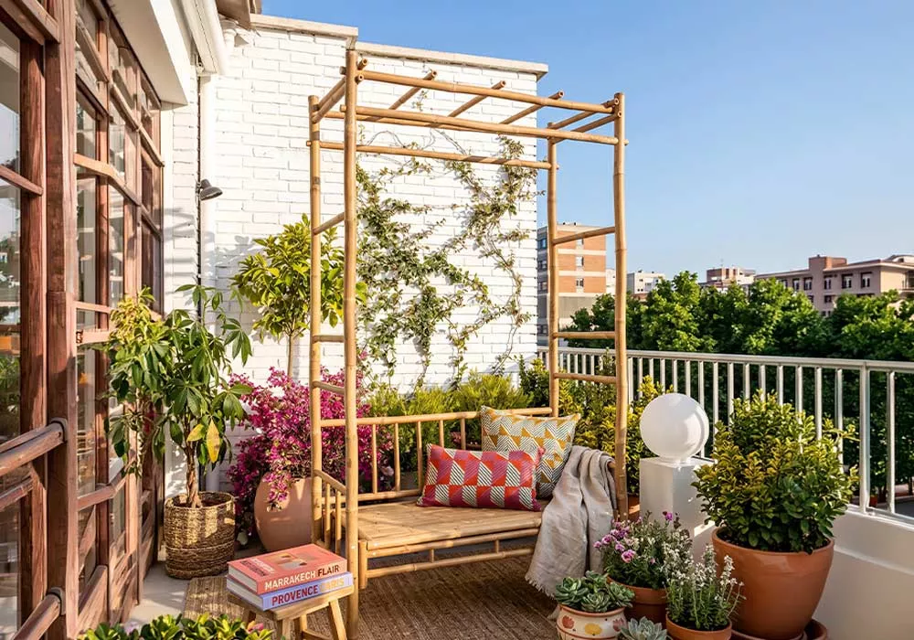 Banco con pérgola de bambú SOLARA Ambiente