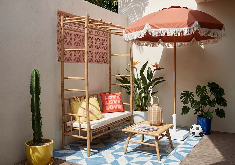 Banco con pérgola de bambú SOLARA Ambiente