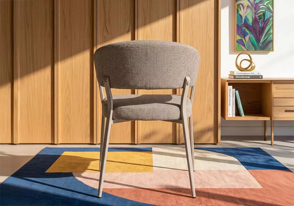 Silla comedor respaldo curvo EMI- taupe ambiente silla